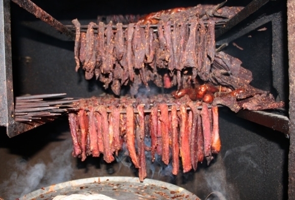 mua thit kho tay bac xuong thanh thi - Thịt lợn hun khói - món ăn truyền thống của đồng bào Tây Bắc