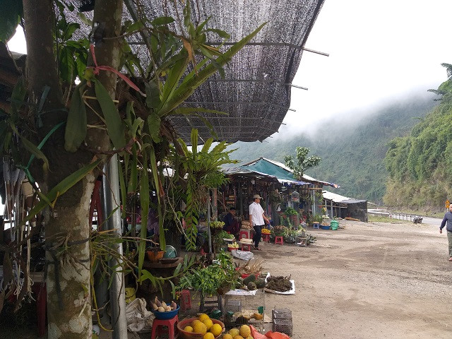 thoa thich kham pha cac dac san vung cao doc quoc lo 6 - Ghé chợ trong mây Thung Khe thưởng thức đặc sản Tây Bắc