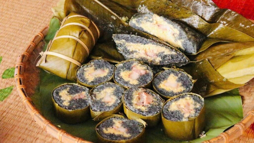 Bánh chưng đen là loại bánh truyền thống được làm từ gạo nếp, đậu xanh, thịt lợn và bột than