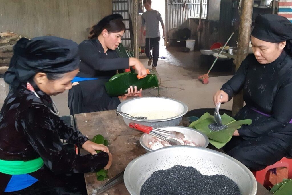 Bánh chưng đen gắn liền với văn hóa ẩm thực của người Thái tại Mường Lò và người Tày