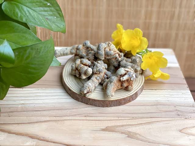 Theo y học cổ truyền, tam thất được sử dụng trong một số bài thuốc liên quan đến huyết ứ, chảy máu và đau do chấn thương