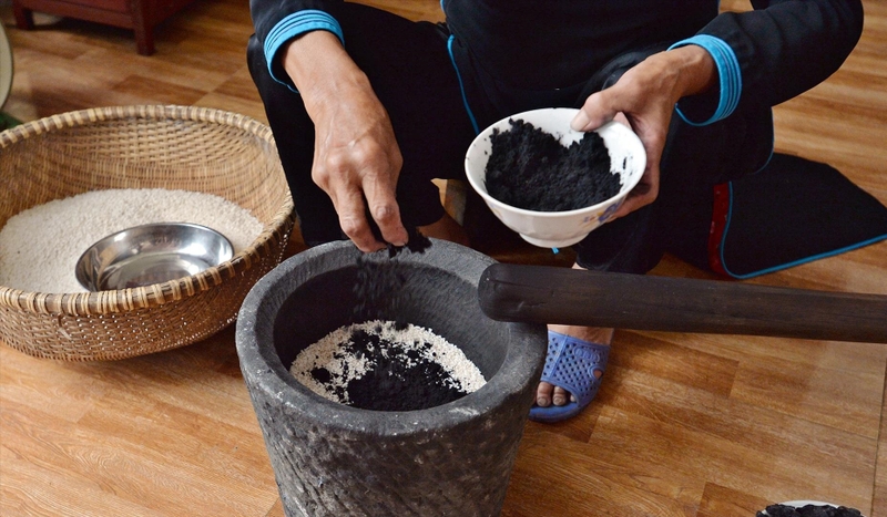 Trộn gạo với bột than tạo màu