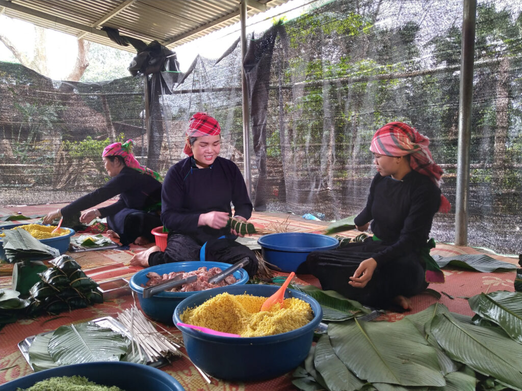 Ý nghĩa bánh chưng đen trong văn hóa người Tây Bắc